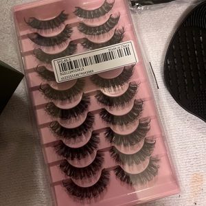 Pack of eyelashes.